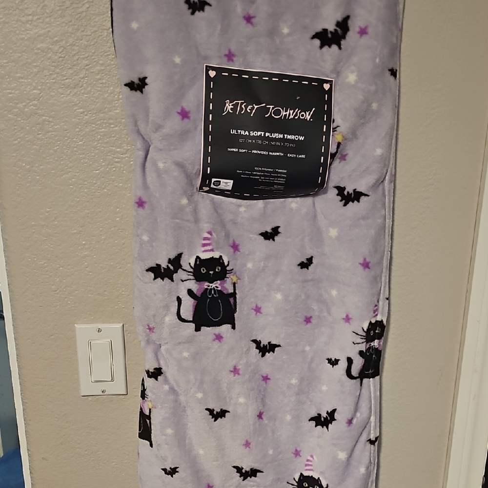 Betsey Johnson Purple Halloween 50"x70" Throw Blanket Black Cat and Bat Design